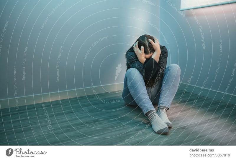 Nicht erkennbare Frau mit psychischer Störung und Selbstmordgedanken unkenntlich Geisteskrankheit selbstmörderische Gedanken psychische Gesundheit Kopfschmerzen