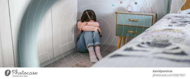 Unbekanntes Mädchen weint auf dem Boden in ihrem Schlafzimmer unkenntlich wenig weinen traurig deprimiert Sitzen Stock Traurigkeit Problematik Geisteskrankheit