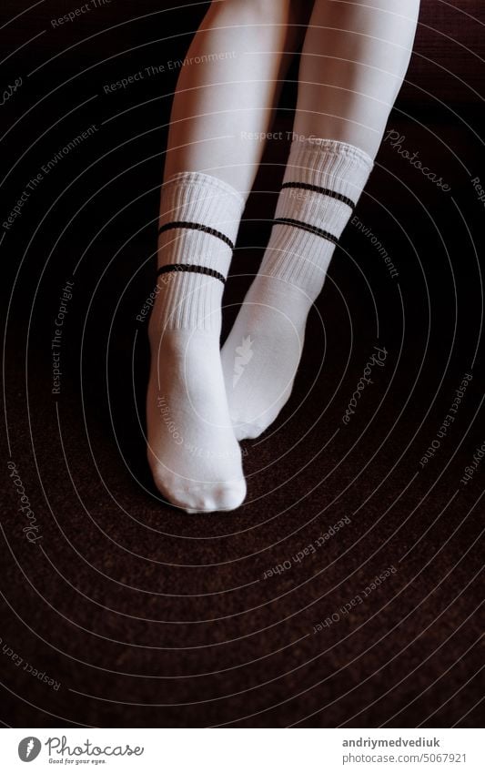 Die Füße einer Frau mit weißen Socken Winter Mädchen Mode Beine Erwachsener Hintergrund Schönheit Bett Schlafzimmer Kleidung kalt Komfort gemütlich elegant Fuß