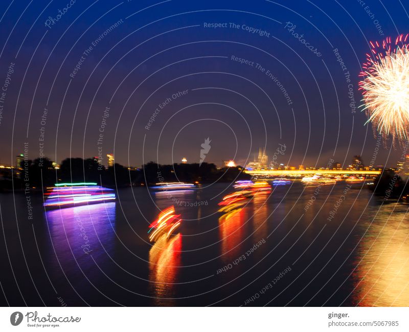 Kölner Lichter (Buntes Feuerwerk und Lichtspektakel, Schiffe mit bunten Lichtern auf dem Rhein) farbenfroh Feier unscharf festlich Emotionen pink Nacht orange