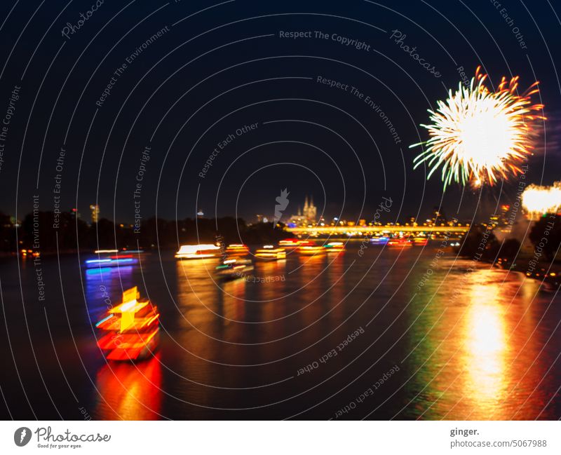 Kölner Lichter II (Buntes Feuerwerk und Lichtspektakel, Schiffe mit bunten Lichtern auf dem Rhein) spiegeln Himmel Fluss Farbe glänzend hell verschwommen
