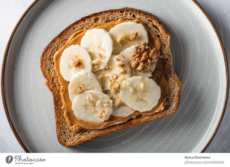 Gesundes offenes Sandwich mit Erdnussbutter Belegtes Brot Nussbutter Gesundheit Banane Snack Mandel Cashewnuss Vollkornbrot Amuse-Gueule Roggen geschmackvoll