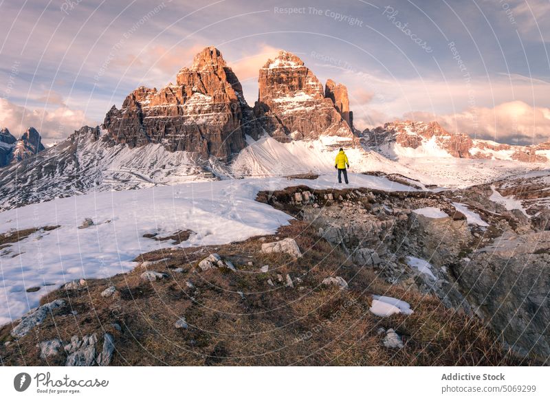 Anonymer Reisender bewundert die Berggipfel im Winter bewundern Gipfel Berge u. Gebirge Schnee Sonnenuntergang wolkig Blauer Himmel Natur tre cime di lavaredo
