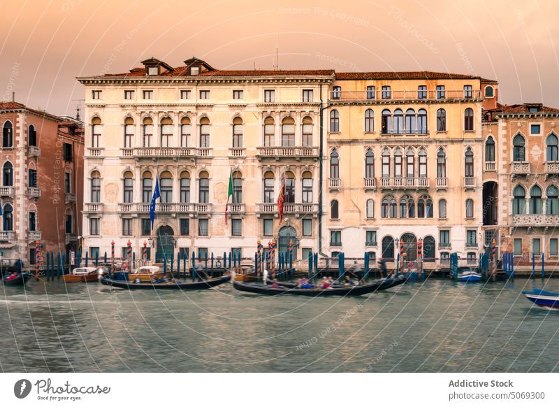 Gondeln und historisches Gebäude bei Sonnenuntergang Gondellift Kanal Tourist Himmel Abend Wasser alt Venedig Italien palazzo ferro fini Schwimmer Gefäße