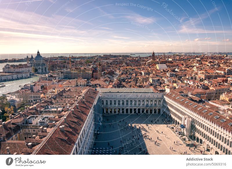 Historische, von Wasser umgebene Stadt Straße historisch berühmt Stadtbild Sonnenuntergang Blauer Himmel wolkig Gebäude Architektur Venedig Italien