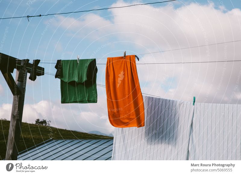 Wäsche, die auf einer Wäscheleine trocknet Baby Hintergrund blau Campingplatz Pflege Kind Sauberkeit Kleidung Wäschetrocknung Kleiderhaken Kleiderspin