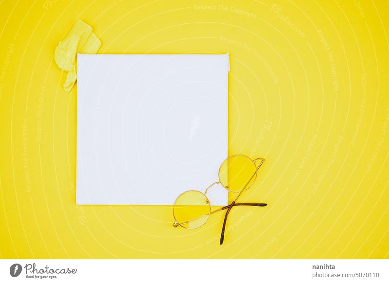 Flatlay-Mockup in Gelbtönen Attrappe blanko gelb Postkarte Quadrat Business Flachlegung Hintergrund sehr wenige minimalistisch Mode Papier farbenfroh intensiv