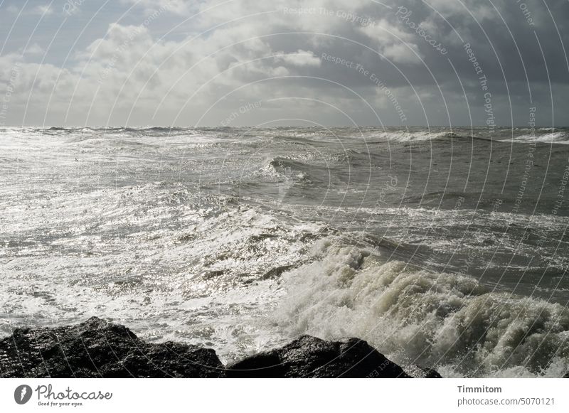 Stürmische Zeiten Nordsee Wasser Wellen stürmisch Mole Molensteine Himmel Wolken Küste Natur Menschenleer Dänemark Horizont glänzend Gischt