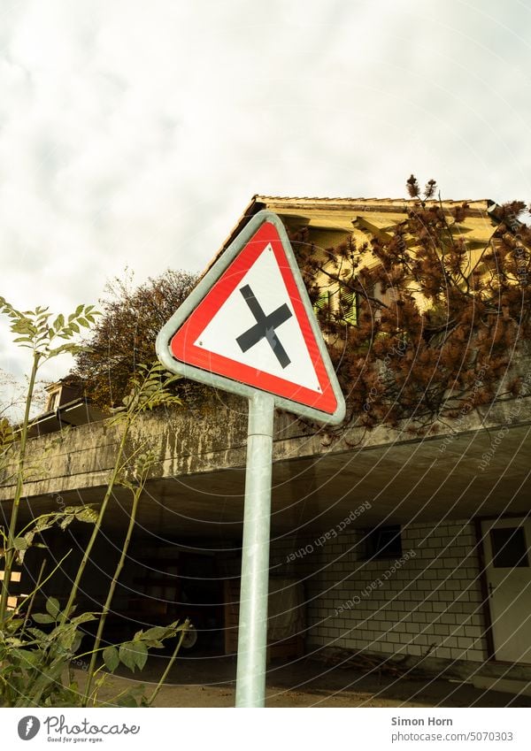 Achtung, gefährliche Kreuzung unübersichtlich Sicherheit Hinweisschild Schilder & Markierungen Warnung Risiko Warnschild Gefahr Vorsicht Fürsorge Zeichen