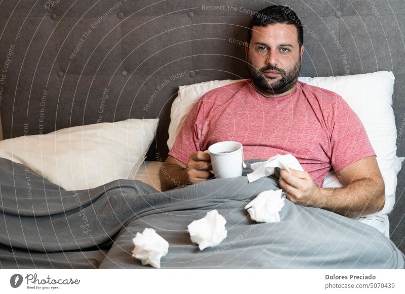 Mann mit Erkältung und positivem Coronavirusbefund, der einen Tee trinkt Erwachsener Afrikanisch Bett schwarz Atmung Kaukasier Klinik klinisch Korona