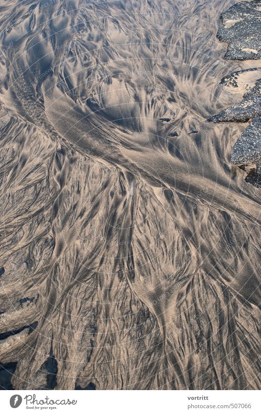 Naturdesign Landschaft Sommer Strand Meer ästhetisch außergewöhnlich Flüssigkeit braun schwarz fließen Sandstrand Mischung Muster Wasser Stein Bild