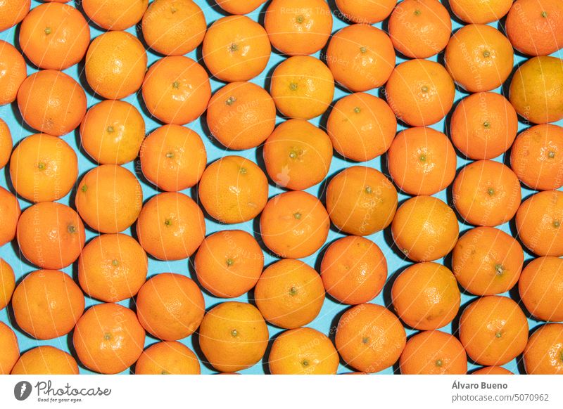 Saftige und gesunde Mandarinen, unordentlich, auf einem blauen Hintergrund, bilden eine Pop-Art-Stil Textur Früchte Vitamin C regelwidrig natürlich Konzept