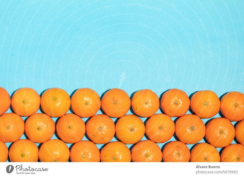 Saftige, natürliche und unregelmäßig angeordnete Mandarinen mit Kopierraum Hintergrund Früchte Textur Textfreiraum Hälfte übersichtlich Vitamin C blau