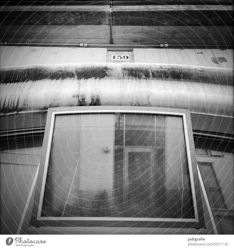 Berlin Fenster Oberlicht Reflektion Spiegelung Reflexion & Spiegelung Architektur Haus Gebäude Glas Stadt lüften Hausnummer Zahl Quadrat
