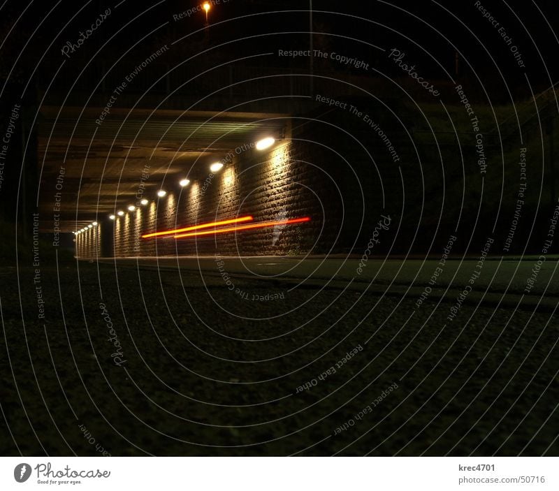Nachtfahrt Tunnel Licht dunkel Autoscheinwerfer rot Straße Unterführung schweinwerfer hell