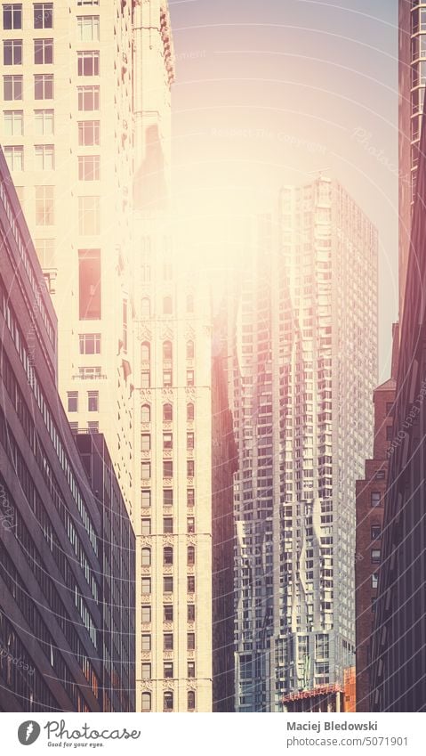 Retro-Ton Bild von New York Stadtbild gegen die Sonne, Manhattan, USA. Wolkenkratzer Büro New York State Großstadt retro Gebäude nyc altehrwürdig gefiltert