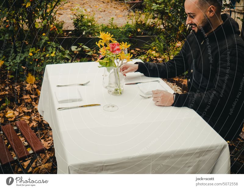 feine Gesellschaft | am gedeckten Tisch mit Schnittblumen gedeckter Tisch Mann Feste & Feiern Dekoration & Verzierung Blumenstrauß Stil Natur Besteck Serviette
