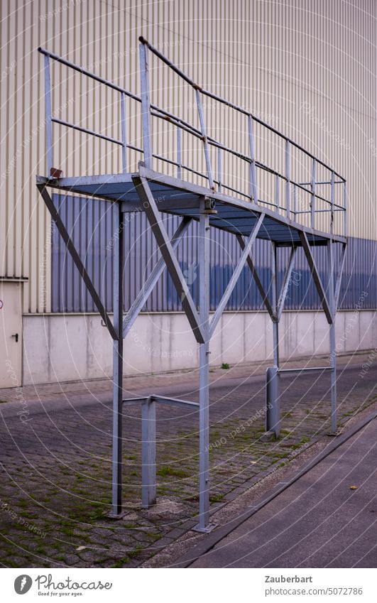 Gerüst oder Podest vor einem Lagergebäude eines alten Binnenhafens Stahl Stahlkonstruktion Konstruktion Laufbahn Abstieg Reinigung Enteisung besteigen sinnlos