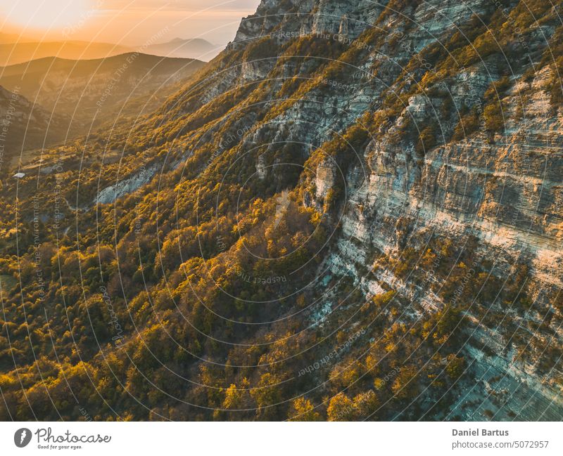 Herbstlandschaft in Les Trois Becs in der Drôme provençale. Die oberen Kalksteinfelsen sind mit Herbstfarben bedeckt Luftaufnahme Alpen schön blau atemberaubend