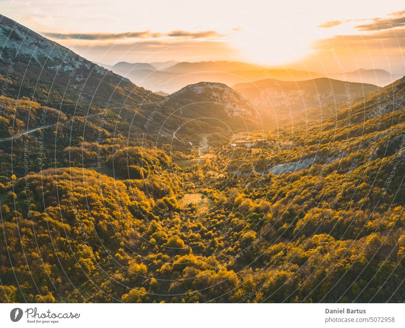Herbstlandschaft bei Les Trois Becs in der Provence Drôme. Panoramalandschaft des Tals bei Sonnenuntergang. Kalksteinfelsen bedeckt mit Bäumen in Herbstfarben