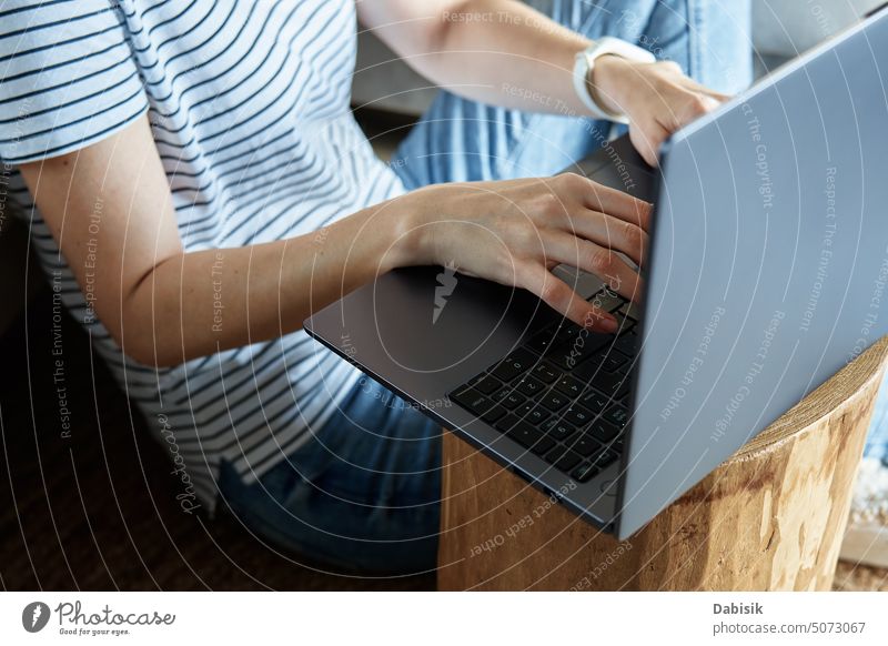 Frau tippt mit den Händen auf einer Laptop-Tastatur heimwärts Arbeit Tippen abgelegen Verwendung des Laptops online Keyboard Freiberufler Arbeitsplatz