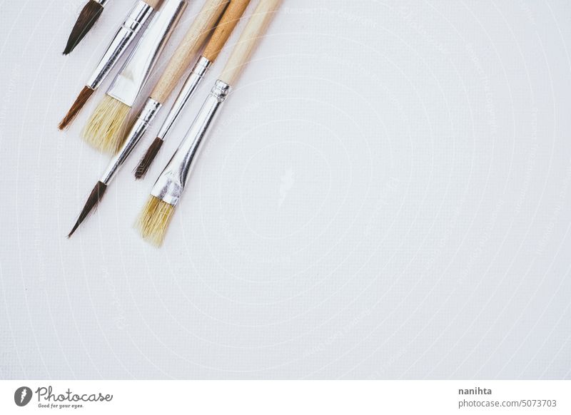 Sauberer und einfacher Hintergrund einer weißen Leinwand mit einer Mischung aus Pinseln Attrappe neutral Textur Kunst Rahmen braun beige Sauberkeit Bürsten