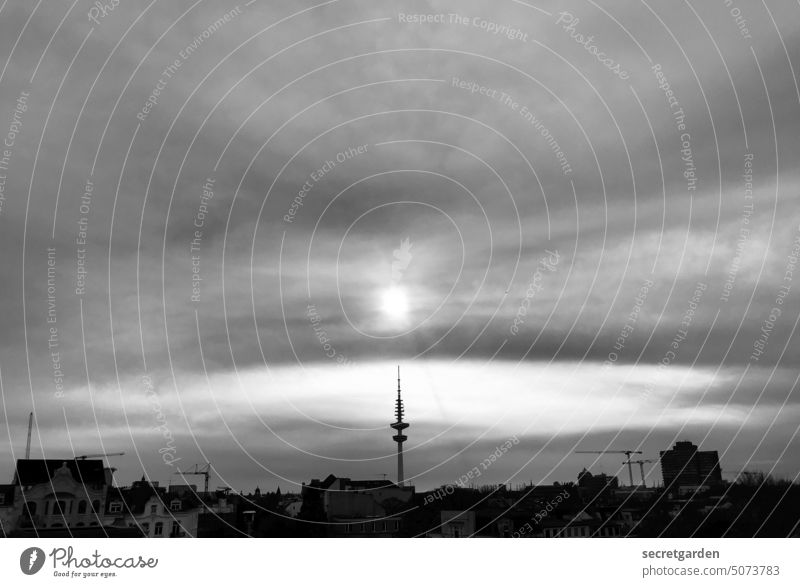 Der Himmel über Hamburg. Wolken Architektur Sonnenlicht Sonnenuntergang Fernsehturm Schwarzweißfoto Silhouette Stadt Wahrzeichen Bauwerk Turm Wolkenhimmel