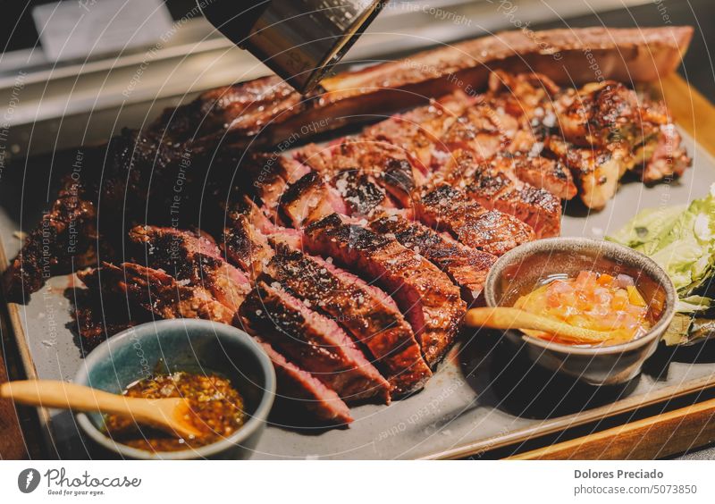 Exquisites, langsam gebratenes Fleisch von höchster Qualität Amerikaner angus Hintergrund Barbecue grillen Rindfleisch Beefsteak Holzplatte Büffel Holzkohle