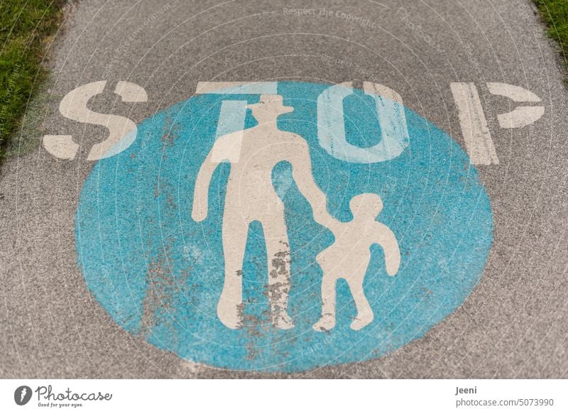 „STOP“ wenn das Kind am Mann mit Hut zieht Mensch Schilder & Markierungen Text Piktogramm Stop stoppen Wort Halt Straße Zeichen Verkehr Wege & Pfade