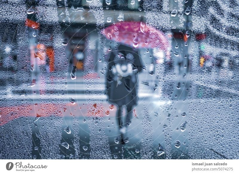 Fußgänger mit Regenschirm bei Regen in Bilbao, Spanien Menschen Person regnerisch regnet Regentag Regenzeit Wasser Tropfen Straße Großstadt urban Baskenland