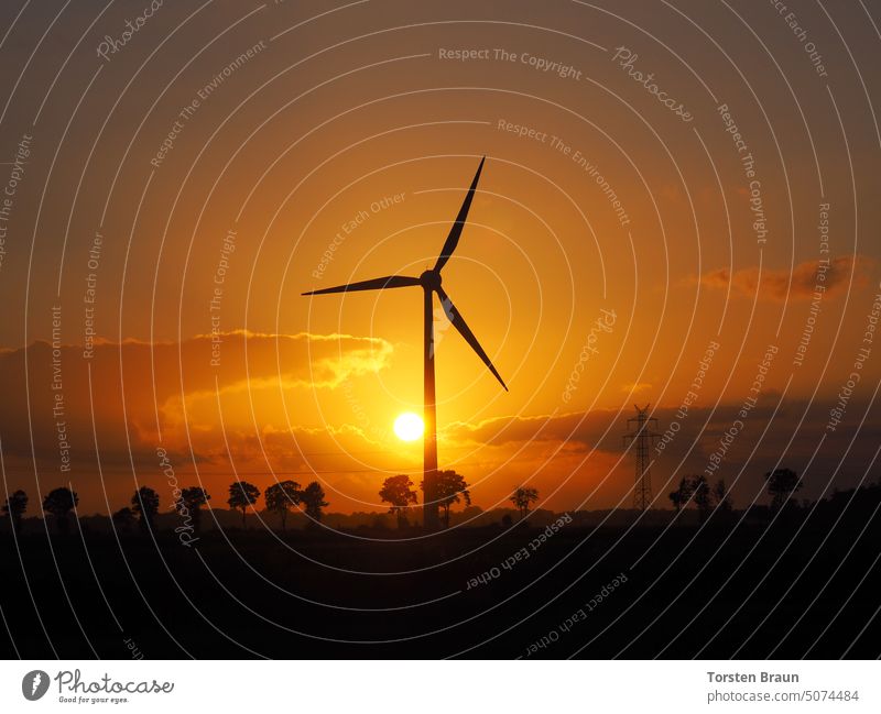 Energieversorgung der Zukunft – Silhouette einer Windkraftanlage im Sonnenuntergang – Die Sonne geht, aber der Wind bleibt. Energiewende Windenergieanlage Strom