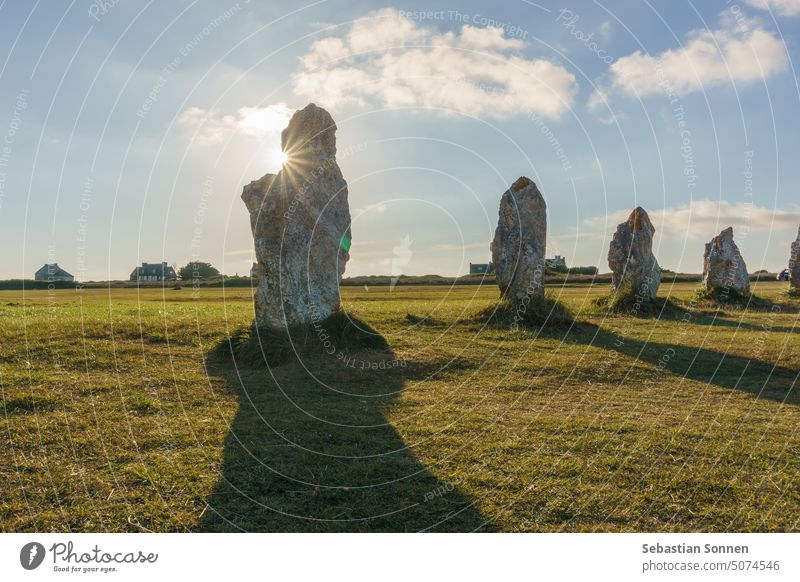 Ausrichtung der Menhirsteine während der goldenen Stunde mit Sonne am Himmel, Camaret-sur-Mer, Bretagne, Frankreich prähistorisch Stein reisen Hinkelstein antik