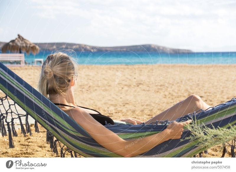 Hängenlassen Lifestyle Wohlgefühl Zufriedenheit Erholung Ferien & Urlaub & Reisen Tourismus Sommer Sommerurlaub Sonne Sonnenbad Strand Meer feminin Junge Frau