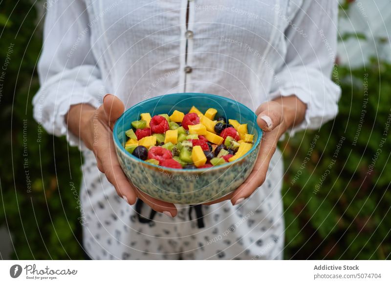 Crop-Frau mit Schüssel Obstsalat Salatbeilage Schalen & Schüsseln Frucht Diät Hof gesunde Ernährung zeigen Sommer frisch Vitamin reif organisch geschmackvoll