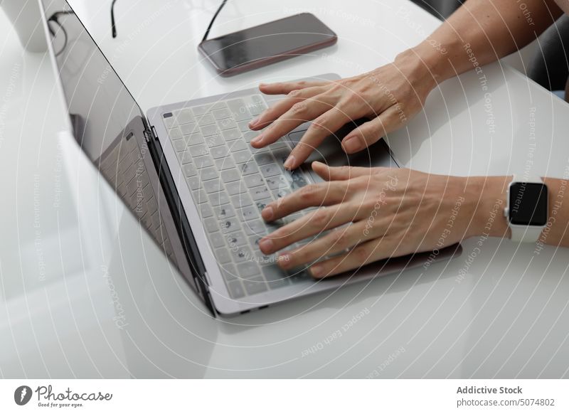 Crop Person, die an einem modernen Laptop arbeitet Mitarbeiter Manager benutzend Tippen Arbeit Apparatur Büro Browsen Keyboard Gerät Tisch Netbook Projekt