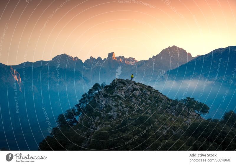 Unbekannter Reisender auf Berggipfel stehend Berge u. Gebirge Tal Landschaft Sonnenuntergang Natur Nebel Hochland Asturien Tourist malerisch Tourismus Abend