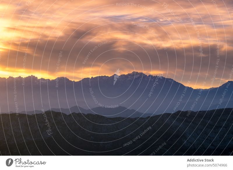 Bewölkter Himmel über hohen Bergen in Asturien Berge u. Gebirge Gipfel Hochland Natur Landschaft Kamm Ambitus malerisch wolkig Sonnenuntergang Umwelt massiv