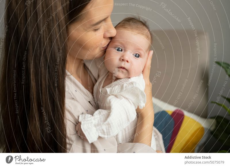 Mutter küsst Kleinkind und lächelt Baby Kuss Liebe Morgen heimwärts Glück Wochenende Lächeln Frau neugeboren Eltern Nachtwäsche Angebot Mama niedlich mütterlich
