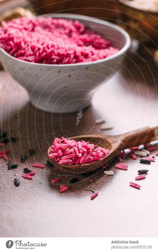 Löffel mit rosa Reis neben der Schüssel Schalen & Schüsseln Tisch Küche Utensil gesunde Ernährung Diät Korn natürlich Bestandteil heimisch Geschirr frisch