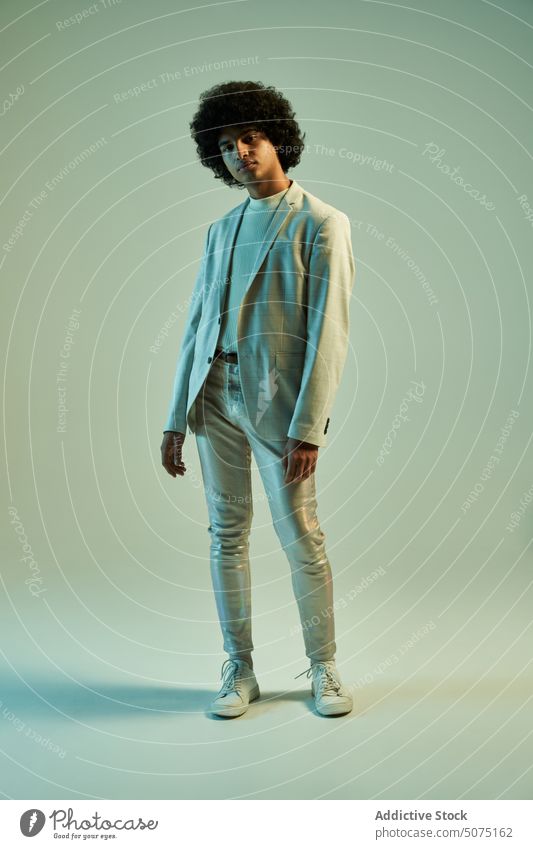 Stilvoller hispanischer Mann mit Afrofrisur Anzug Afro-Look Model unabhängig modern Outfit Charakter Individualität männlich jung ethnisch smart lässig