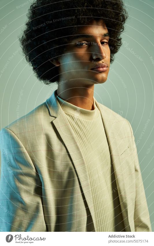Stilvoller hispanischer Mann mit Afrofrisur Anzug Afro-Look Model unabhängig modern Outfit Charakter Individualität männlich jung ethnisch smart lässig