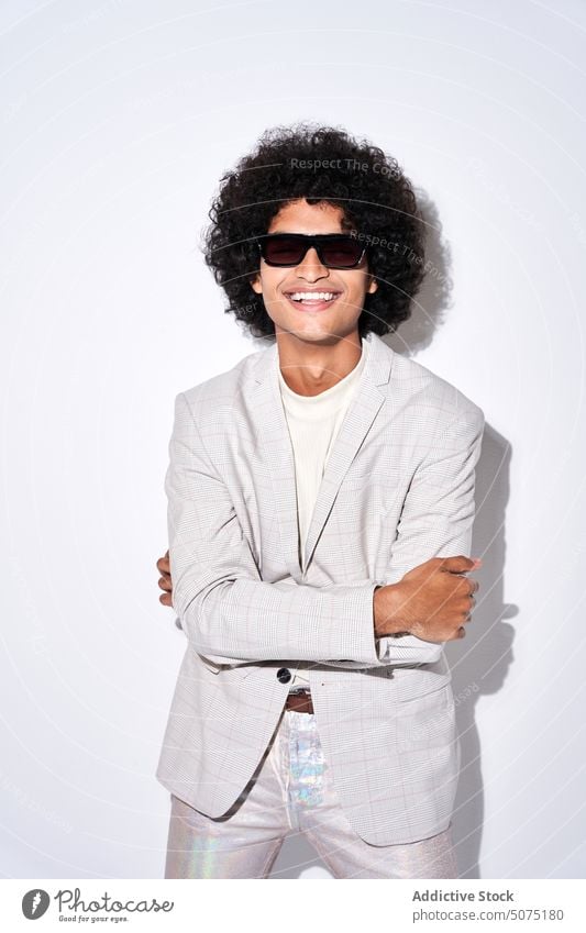 Glücklicher hispanischer Mann schaut in die Kamera Stil Vorschein Anzug Model Sonnenbrille männlich jung ethnisch Persönlichkeit Individualität Accessoire