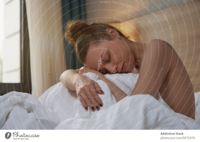 Frau entspannt sich auf dem Bett am frühen Morgen Schlafzimmer Sitzen sensorische Wahrnehmung menschlicher Körper schöne Frau Sinnlichkeit Schönheit Erholung
