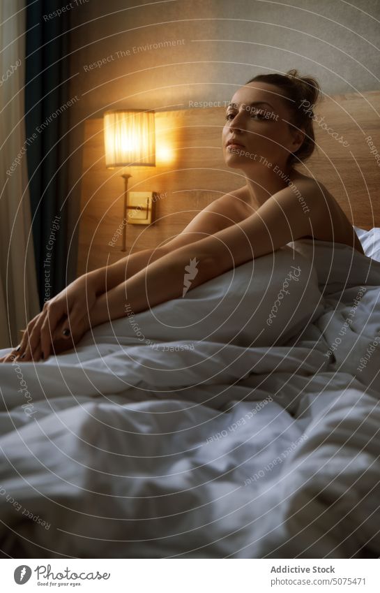 Glückliche Frau entspannt auf einem Bett in gemütlichem Interieur Schlafzimmer schöne Frau Sinnlichkeit Schönheit Erholung aussruhen bequem Leinen Schlafenszeit