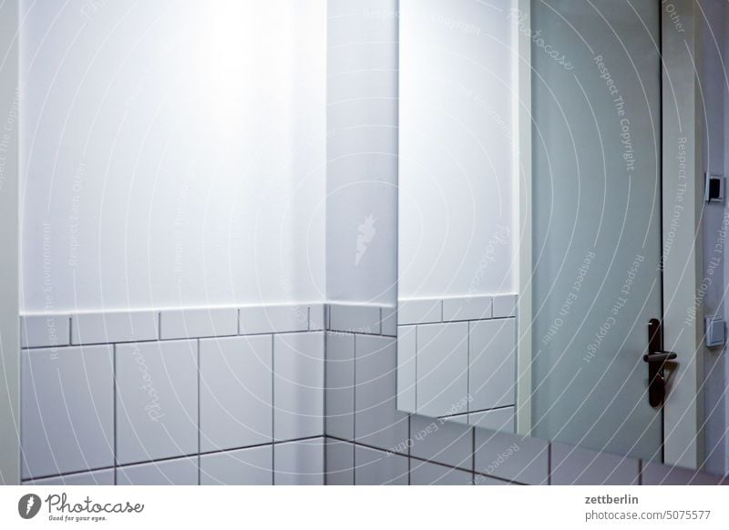 Spiegel im Waschraum bad badezimmer fliesen hygiene kacheln sauber spiegel toilette waschraum weiß hygienisch spiegelbild ecke nische