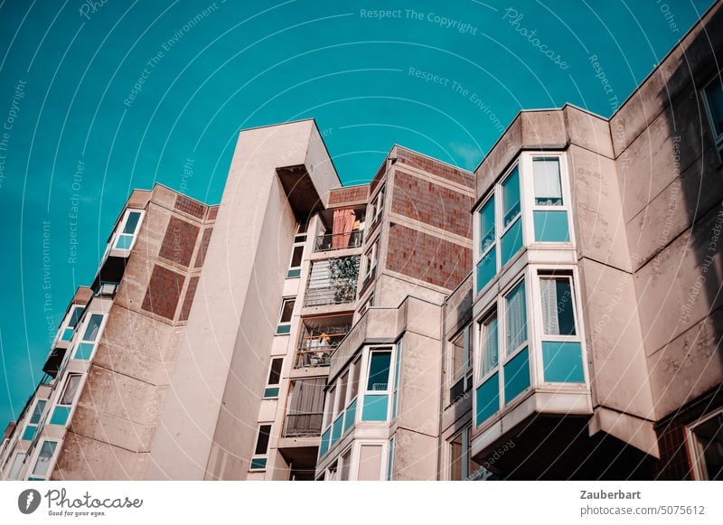Wohnhäuser in Plattenbauweise, stürzende Linien, neon-blauer Himmel Wohnhaus Wohnungsbau Sozialer Wohnungsbau Balkon Sonne sonnenbeschienen Architektur Fassade