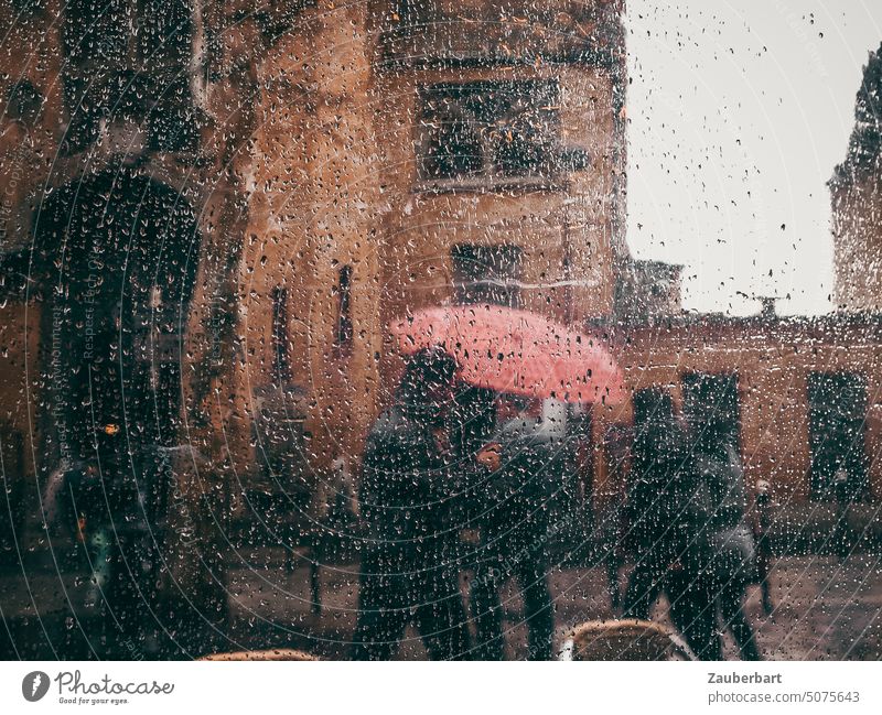 Blick aus einem Bistro in den Regen, Regenschirm und Passanten, Hausfassaden in rot-braun Klick Regeneration regenschirm Straße Straßenszene Paris Stadt Fassade