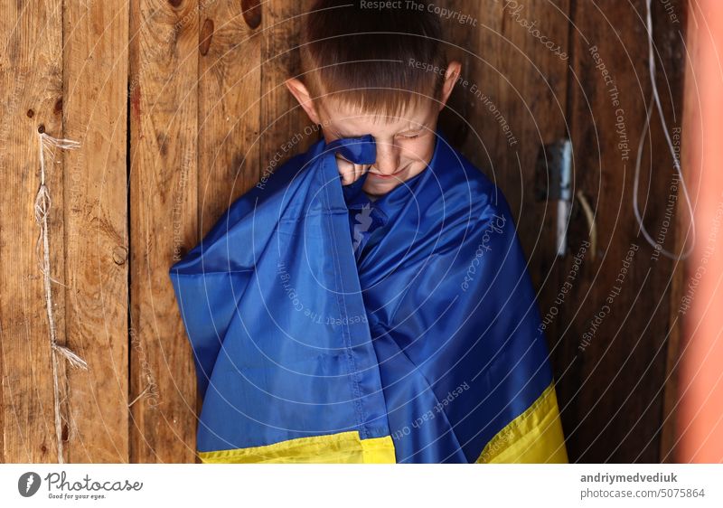 Krieg Russland gegen die Ukraine. weinenden ukrainischen Jungen mit der Flagge der Ukraine im Freien. Stop Krieg. Anti-Kriegs-Protest, weinen Depression Verzweiflung, Hoffnung menschlichen Frieden, betonte Terror Erwärmung Angst