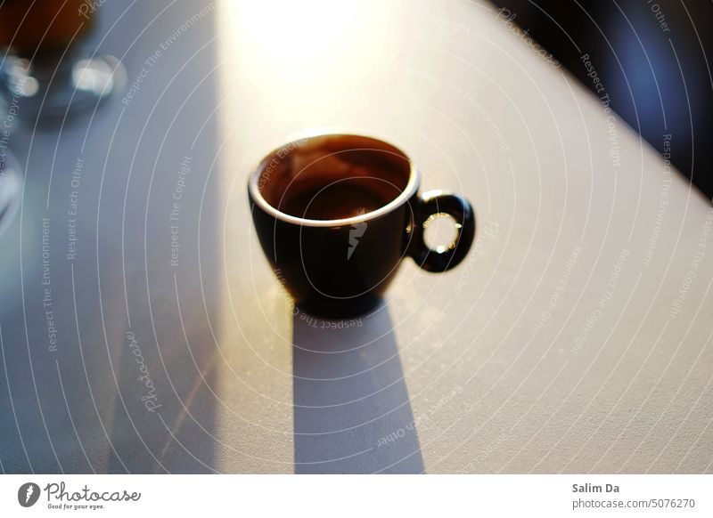 Schwarze Tasse Kaffee auf einem Tisch Kaffeepause Kaffeetasse Kaffeetisch Café Koffein trinken Getränke Trinkbecher Espresso Espressotasse heiß Heißgetränk