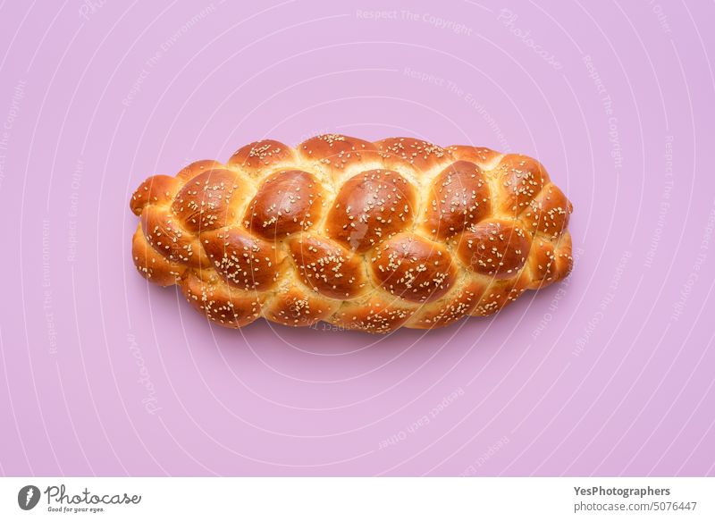 Challah-Brot von oben gesehen, isoliert auf lila Hintergrund Sabbat gebacken Bäckerei geflochten Frühstück hell Feier challa challah Nahaufnahme Farbe Kruste